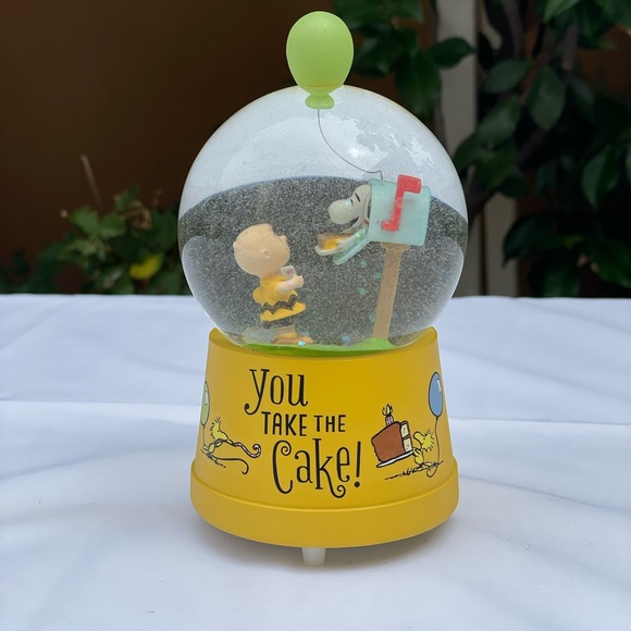 Peanuts Snowglobe - Picture 2 of 3